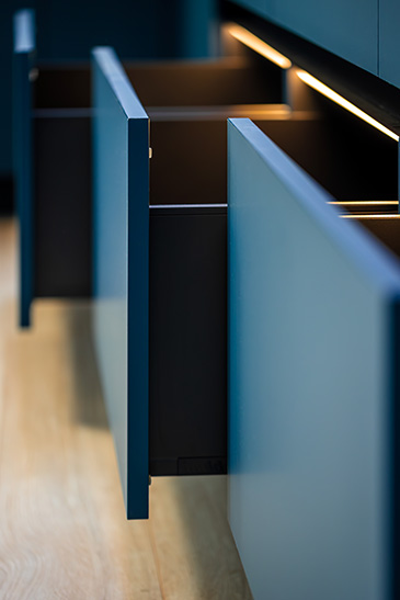 Fronty kuchenne w kolorze granatowym z podświetleniem LED – efekt oklejania mebli