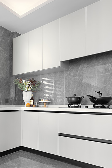 Oklejanie mebli kuchennych – białe fronty szafek i szary marmurowy blat w nowoczesnej kuchni